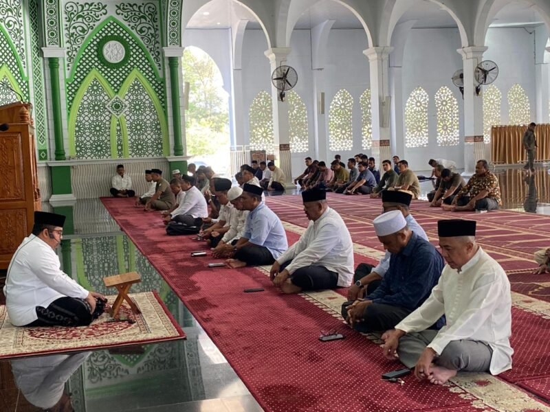 Pemkab Aceh Besar menggelar zikir dan doa bersama di Masjid Agung Al-Munawwarah Kota Jantho, Jumat (9/1/2026). FOTO/ PROKOPIM PEMKAB ACEH BESAR