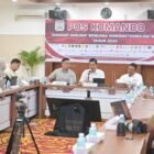 Sekretaris Daerah (Sekda) Aceh, M. Nasir (tengah), saat menerima audiensi Forum Solidaritas Aceh di Posko Tanggap Darurat Bencana Hidrometeorologi, Banda Aceh, Jumat (9/1/2026).