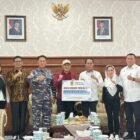 Wakil Gubernur Aceh, Fadhlullah, SE menerima secara simbolis bantuan dari pemko Batam yang langsung diserahkan oleh Walikota Batam, Amsakar Achmad beserta forkopimda Kota Batam, di Vip Bandara SIM, Jum'at, 9 Desember 2026