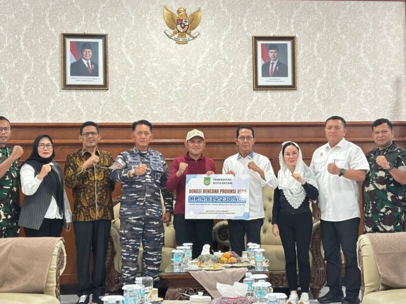 Wakil Gubernur Aceh, Fadhlullah, SE menerima secara simbolis bantuan dari pemko Batam yang langsung diserahkan oleh Walikota Batam, Amsakar Achmad beserta forkopimda Kota Batam, di Vip Bandara SIM, Jum'at, 9 Desember 2026