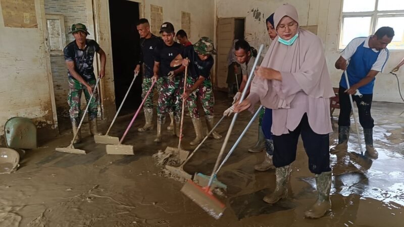 Prajurit Yonif 115/Macan Leuser dan warga membersihkan SMKN 1 Kuala Simpang, Aceh Tamiang, pascabencana banjir bandang dan tanah longsor, Sabtu 10/1/2025