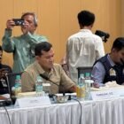 Wakil Gubernur Aceh, Fadhlullah (kiri), saat berdiskusi dalam Rapat Koordinasi Satuan Tugas Pemulihan Pascabencana di Banda Aceh, Sabtu (10/1/2026).