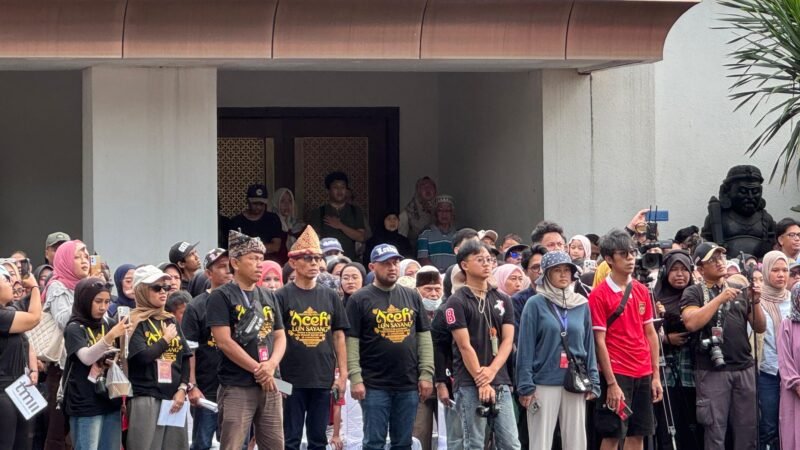 Sebanyak 1.520 penari Ratoh Jaroe tampil memukau di pelataran Taman Mini Indonesia Indah (TMII), Jakarta, Sabtu (10/1/2026).