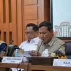 Wakil Gubernur Aceh, Fadhlullah, SE, mendampingi Mendagri, Tito Karnavian lakukan rapat kerja bersama Forkopimda, SKPA terkait dan juga bupati/walikota se-Aceh membahas percepatan pemulihan pasca bencana banjir dan longsor Aceh di ruang serbaguna Setda Aceh, Sabtu, (10/01/2026).
