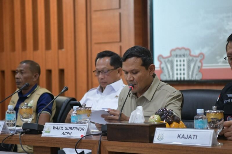 Wakil Gubernur Aceh, Fadhlullah, SE, mendampingi Mendagri, Tito Karnavian lakukan rapat kerja bersama Forkopimda, SKPA terkait dan juga bupati/walikota se-Aceh membahas percepatan pemulihan pasca bencana banjir dan longsor Aceh di ruang serbaguna Setda Aceh, Sabtu, (10/01/2026). 