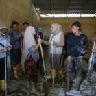 Ketua TP PKK Aceh Marlina Muzakir selaku Bunda Guru Aceh, didampingi Plt Kepala Dinas Pendidikan Aceh Murthalamuddin, menyemangati para guru, siswa dan wali siswa SLB Negeri Pembina Aceh Tamiang, yang terjun langsung membersihkan material lumpur di sekolah yang berada di Desa Landuh Kecamatan Rantau, Minggu (11/1/2025).