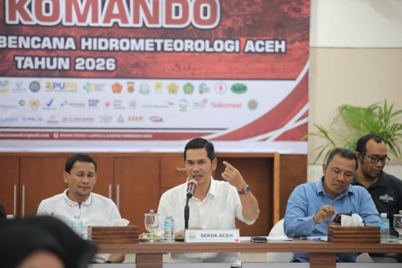 Sekda Aceh, M. Nasir, S.IP, MPA memimpin Rapat terkait Pertumbuhan Ekonomi Pasca Bencana Hidrometeorologi, yang jg d hadiri SKPA terkait & LSM,  NGO, di Posko Bencana Aceh, Lantai 3 Kantor Gub, Minggu, 11 Januari 2026.