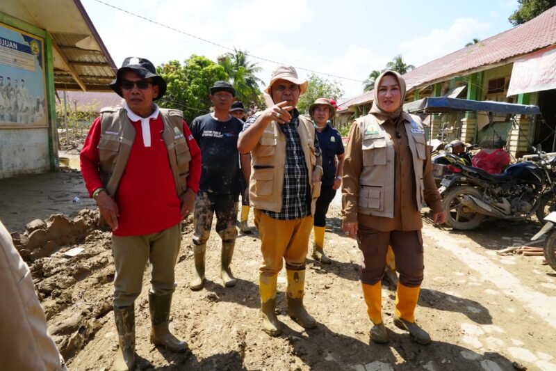 Ketua TP PKK Aceh, Marlina Usman (Bunda Ana), didampingi Plt. Kepala Dinas Pendidikan Aceh, Murthalamuddin, saat meninjau proses pembersihan sisa material lumpur pascabanjir di SLB Negeri Pembina Aceh Tamiang, Minggu (11/01/2026).