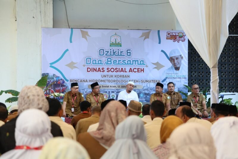 Plt. Kepala Dinas Sosial Aceh, Chaidir, SE, MM, bersama ratusan pegawai dan relawan mengikuti Dzikir dan Doa Bersama untuk korban bencana hidrometeorologi di Aceh dan Sumatera yang dipimpin oleh Ustadz H. Zul Arafah di Banda Aceh, Senin (12/1/2026).