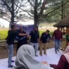 Pengurus dan keluarga besar PW IWO Aceh berfoto bersama dalam kegiatan Family Day 2026 di Pantai Riting, Aceh Besar, Minggu (11/1/2026).