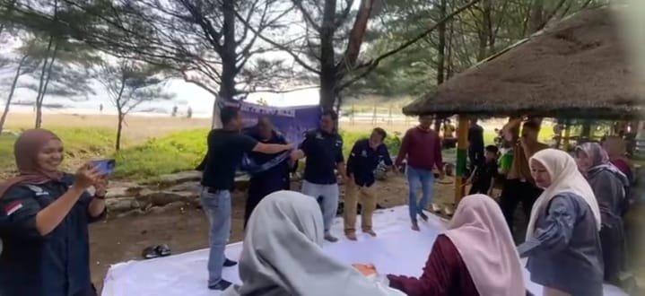 Pengurus dan keluarga besar PW IWO Aceh berfoto bersama dalam kegiatan Family Day 2026 di Pantai Riting, Aceh Besar, Minggu (11/1/2026). 