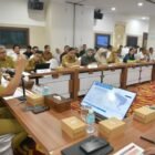 Sekda Aceh, M. Nasir didampingi Asisten II Sekda Aceh, Zulkifli Rapat Koordinasi Badan Usaha terhadap Tanggap Darurat dan Rehab Rekon Bencana Hidrometeorologi 2025 di Posko Tanggap Darurat Pemerintah Aceh, Kantor Gubernur Aceh, Senin, (12/01/2026).
