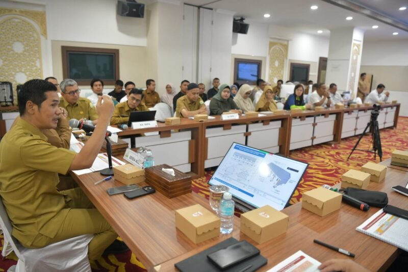 Sekda Aceh, M. Nasir didampingi Asisten II Sekda Aceh, Zulkifli Rapat Koordinasi Badan Usaha terhadap Tanggap Darurat dan Rehab Rekon Bencana Hidrometeorologi 2025 di Posko Tanggap Darurat Pemerintah Aceh, Kantor Gubernur Aceh, Senin, (12/01/2026). 