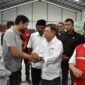 Gubernur Aceh Muzakir Manaf menerima bantuan kemanusiaan dari Palang Merah Indonesia (PMI) Nasional yang diserahkan langsung oleh Ketua Umum PMI H. M. Jusuf Kalla di Desa Paya Gaboh, Kecamatan Sawang, Kabupaten Aceh Utara, Senin (12/1/2026). Bantuan tersebut difokuskan pada alat berat, perlengkapan kebersihan, dan beras untuk mendukung percepatan pemulihan masyarakat terdampak bencana.