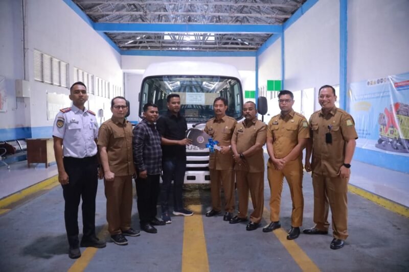 Foto bersama saat prosesi penyerahan bantuan bus sekolah dari anggota DPR RI melalui anggota DPRA untuk Pemkab Aceh Besar, di Gedung UPTD KIR Dinas Perhubungan Aceh Besar, Sibreh, Kecamatan Sukamakmur, Kabupaten Aceh Besar, Senin (12/1/2026). FOTO/ PROKOPIM PEMKAB ACEH BESAR