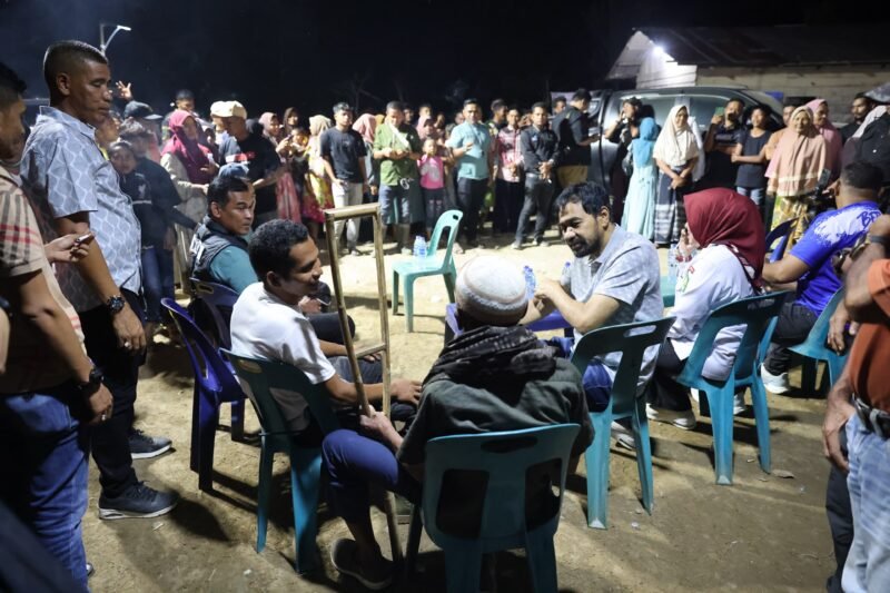 Gubernur Aceh Muzakir Manaf berdialog dengan warga di tempat pengungsian Gampong Gunci, Kecamatan Sawang, Aceh Utara, Senin (12/1/2026).