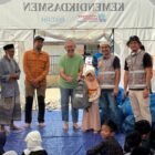 General Manager Solusi Bangun Andalas, R. Adi Santosa didampingi Syukurullah Jalil, Ketua Serikat Pekerja Semen Andalas (SPSA) menyerahkan bantuan perlengkapan belajar kepada siswa SDIT Ceudah Rabbani, Pidie Jaya (13/1/2026).