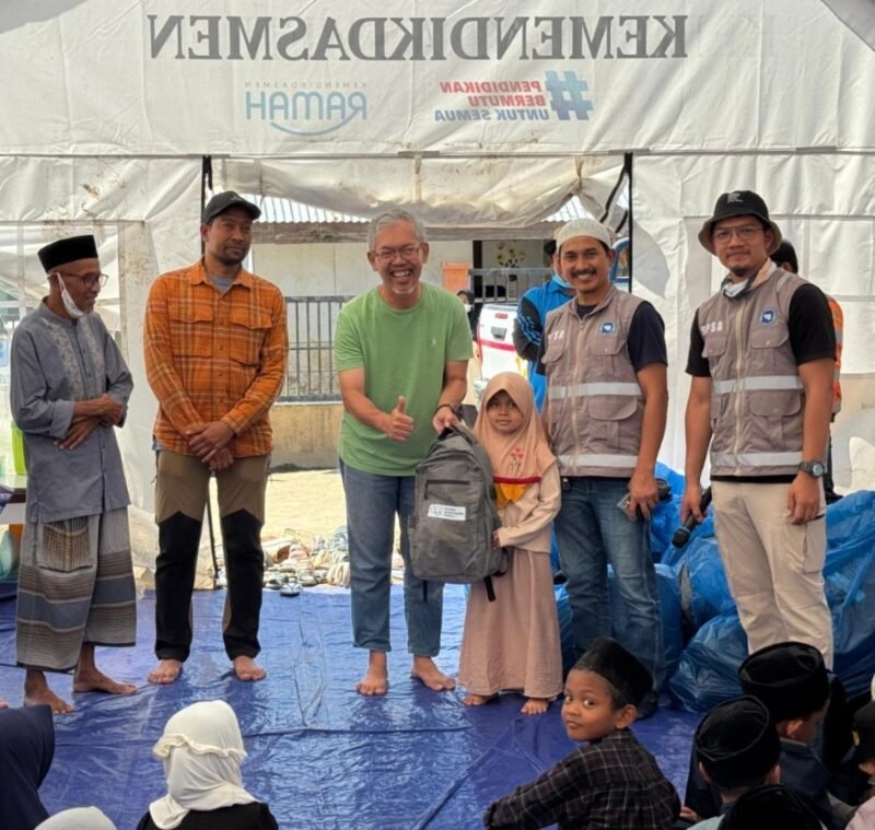 General Manager Solusi Bangun Andalas, R. Adi Santosa didampingi Syukurullah Jalil, Ketua Serikat Pekerja Semen Andalas (SPSA) menyerahkan bantuan perlengkapan belajar kepada siswa SDIT Ceudah Rabbani, Pidie Jaya (13/1/2026). 