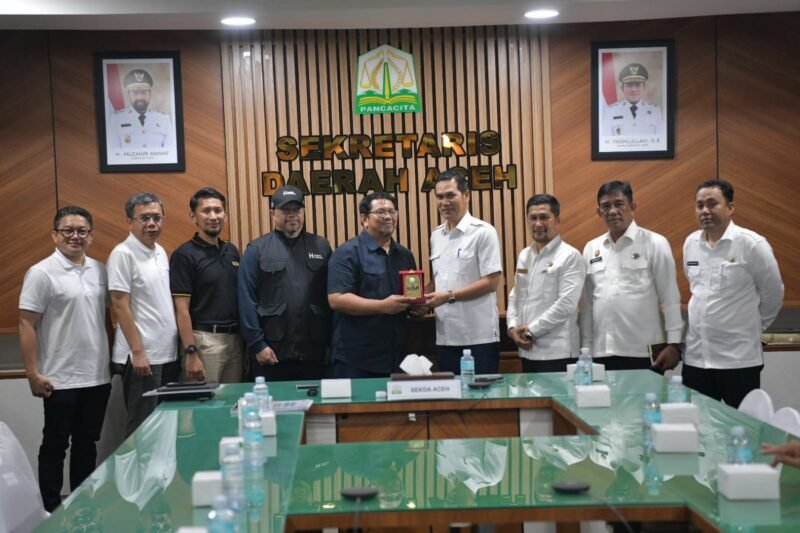 Sekda Aceh M. Nasir, S.IP, MPA menerima bantuan kemanusiaan senilai Rp 2,5 miliar dari PT Tiara Marga Trakindo (TMT) di Kantor Gubernur Aceh, Rabu (14/1/2026). Bantuan tersebut akan dikelola Human Initiative melalui berbagai program penanganan korban banjir di Aceh. Selain dana tunai, TMT juga menyalurkan bantuan sandang dan pangan bagi warga terdampak.
