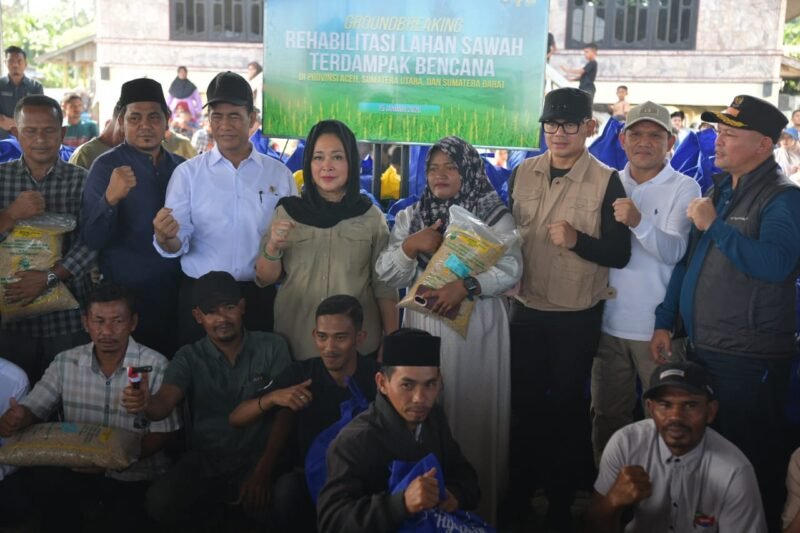 Ketua Dharma Wanita Persatuan (DWP) Aceh, Malahayati M. Nasir, bersama Ketua DWP Kota Sabang, Zikri Hayati Andre Nourman, melakukan kunjungan sekaligus menyalurkan bantuan pemulihan pascabencana untuk masyarakat terdampak banjir di Desa Purwodadi, Kecamatan Kejuruan Muda, Kabupaten Aceh Tamiang, Kamis (15/01/2026).