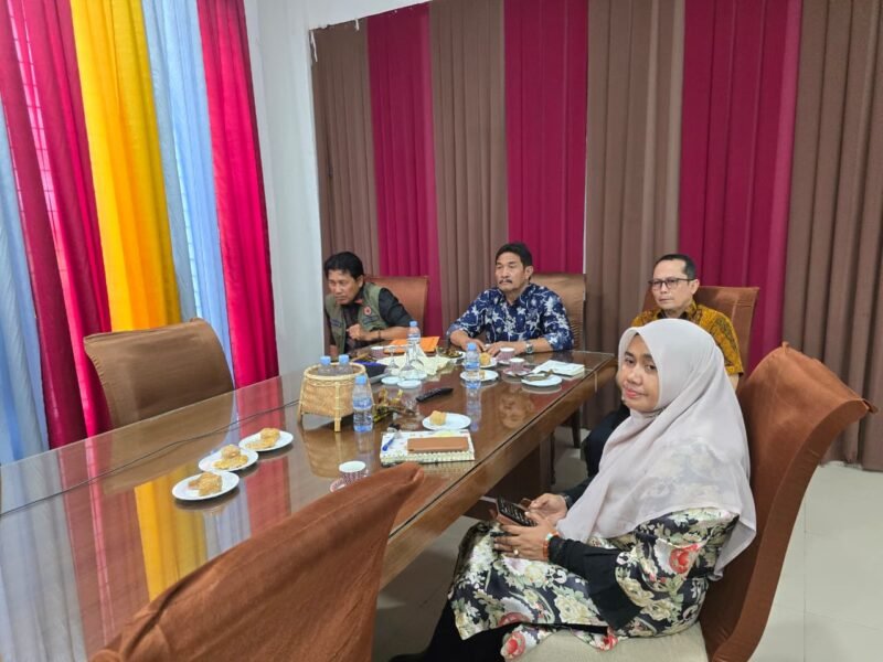 Wakil Bupati Aceh Besar, H. Syukri A. Jalil, didampingi Kalaksa BPBD Aceh Besar, Kadis PUPR dan Kabag Tapem Setdakab Aceh Besar mengikuti Rapat Koordinasi (Rakor) Satuan Tugas (Satgas) Percepatan Rehabilitasi dan Rekonstruksi Pascabencana di Wilayah Sumatera melalui virtual zoom, Aceh Besar, Kamis (15/01/2026).