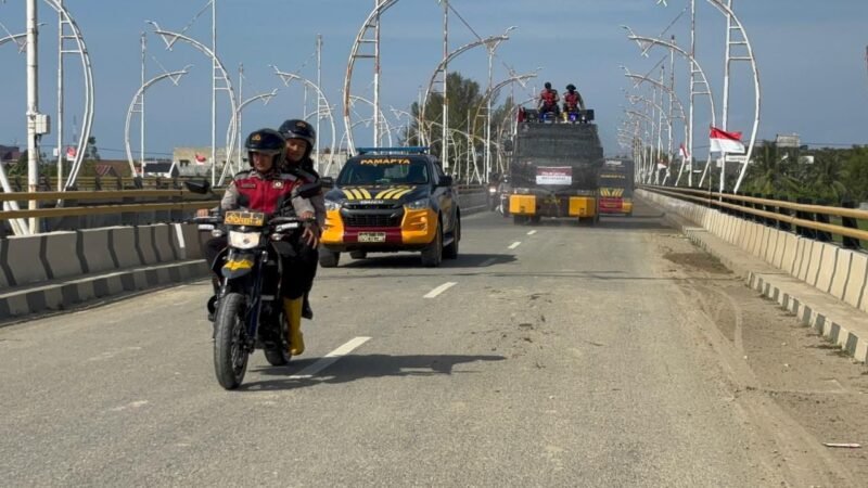 Polres Pidie Jaya melalui Satuan Samapta melaksanakan kegiatan penyiraman badan jalan pasca banjir menggunakan Mobil Armoured Water Cannon (AWC), Kamis 15 Januari 2026 siang,