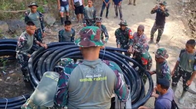 membantu mempermudah akses air bersih bagi masyarakat pascabencana banjir, Kodim 0106/Aceh Tengah menyalurkan bantuan logistik berupa pipa air bersih kepada masyarakat Desa Kute Reje, Kecamatan Linge, Kabupaten Aceh Tengah, Kamis (15/01/2025).