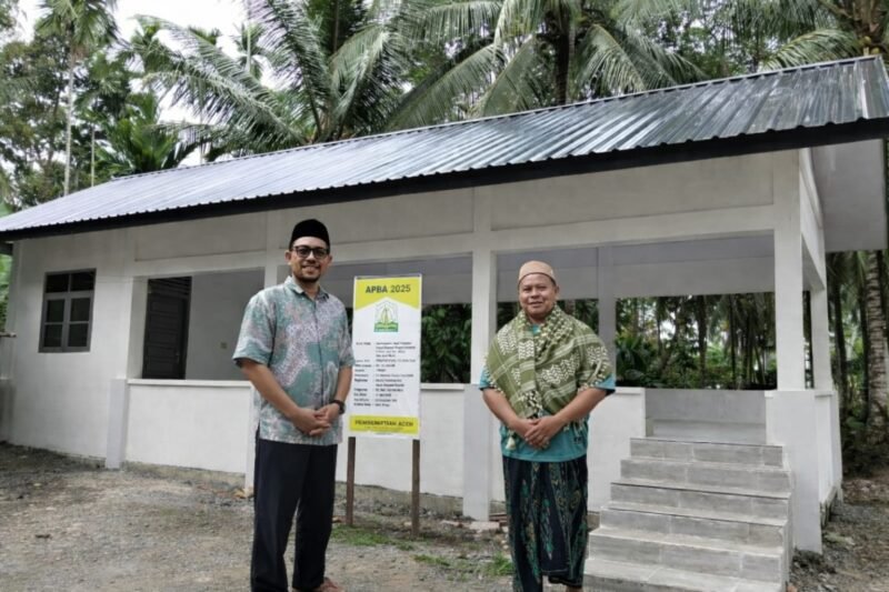 Tgk. Mustafa Husen Woyla bersama pimpinan dan tokoh dayah saat kegiatan Pu Phoen Beut Bak Balee Beuton di Dayah Rauzatul Muarrif, Gampong Padang Jawa, Kecamatan Woyla, Sabtu (17/1/2026). 
