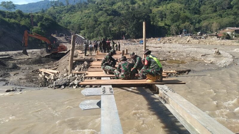 Personel Satgas Gulbencal TNI bersama warga bergotong royong membangun jembatan darurat di Desa Burlah, Kecamatan Ketol, Aceh Tengah, Sabtu (16/1/2026).