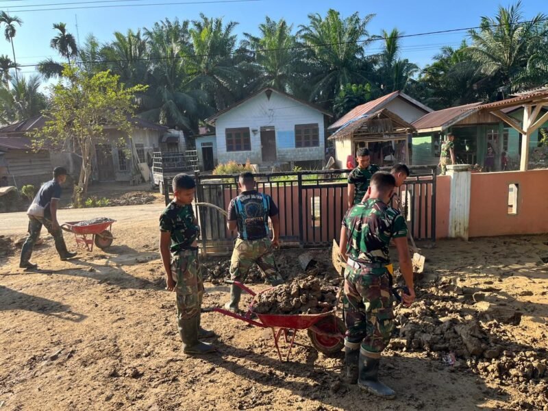 Petugas gabungan membersihkan lumpur dan material kayu di salah satu titik terdampak bencana di Aceh Tamiang, Sabtu (17/1/2026). Proses pembersihan infrastruktur pascabencana kini telah mencapai sekitar 90 persen dan terus dikebut untuk memulihkan aktivitas masyarakat.