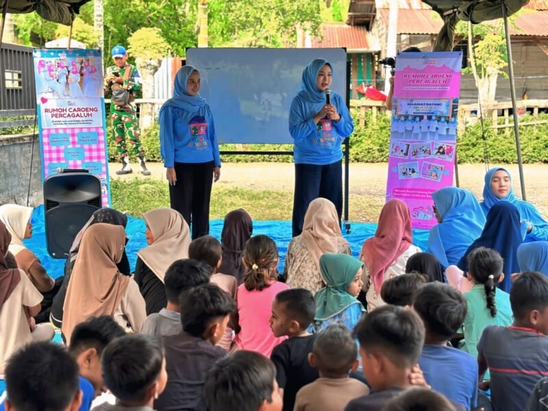Persit Kartika Chandra Kirana Cabang XXX Yonif 112 PD Iskandar Muda bersama tim pengajar Rumoh Caroeng Percagaluh saat melaksanakan kegiatan edukasi dan penyuluhan kepada anak-anak Desa Binaan di Japakeh, Sabtu (17/1/2026).