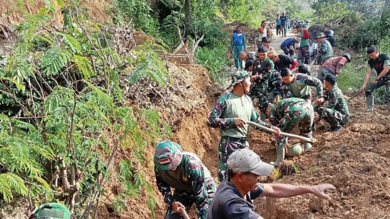 Prajurit Yonif 114/Satria Musara bersama personel Koramil 03/Timang Gajah dan warga bergotong royong membersihkan material longsor yang menutup akses jalan penghubung Desa Pantan Lues–Desa Sumber Jaya, Kabupaten Bener Meriah, Sabtu (17/1/2026).
