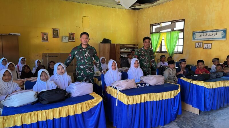 Personel Brigif TP 90/Yudha Gatra Dharma membagikan tas ransel sekolah kepada siswa-siswi SD Negeri 10 Rusip Antara, Aceh Tengah, sebagai bentuk kepedulian TNI terhadap pendidikan anak-anak pascabanjir, Minggu (18/01/2026).