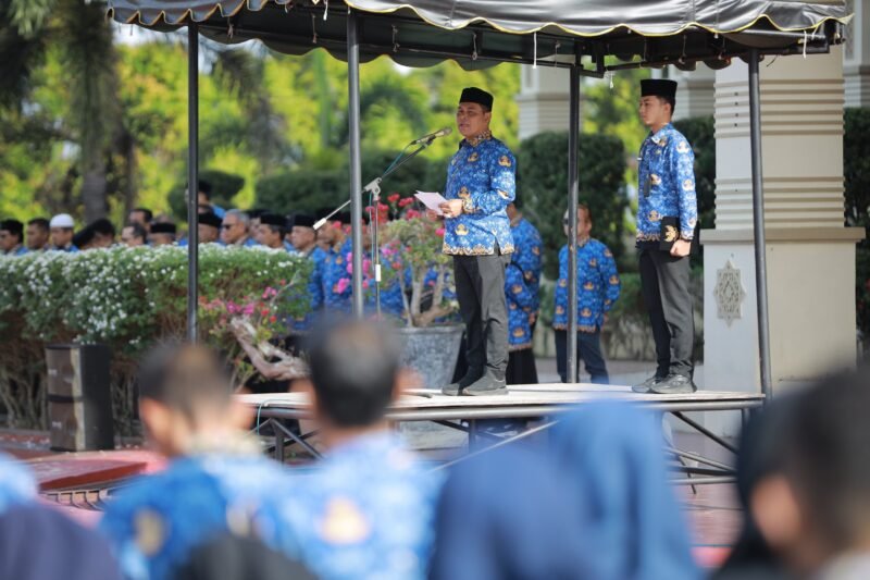 Bupati Aceh Besar Muharram Idris saat memimpin Apel Gabungan Organisasi Perangkat Daerah dalam rangka Hari Lingkungan Hidup Nasional di halaman Kantor Bupati Aceh Besar, Kota Jantho, Senin (19/01/2026).