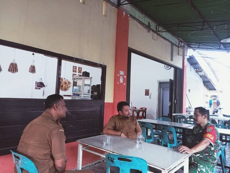 Babinsa Posramil Banda Raya, Sertu Hendri A., berdialog bersama para guru SMA Negeri 7 Banda Aceh dalam kegiatan komunikasi sosial guna membahas ketertiban sekolah dan pembinaan aktivitas siswa.(19/01/2026).