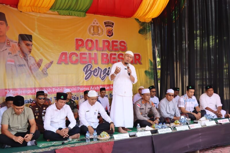 Polres Aceh Besar menggelar zikir dan doa bersama di lapangan Mapolres Aceh Besar, Senin (19/1/2026), sebagai bentuk empati dan doa untuk para korban bencana banjir dan tanah longsor.