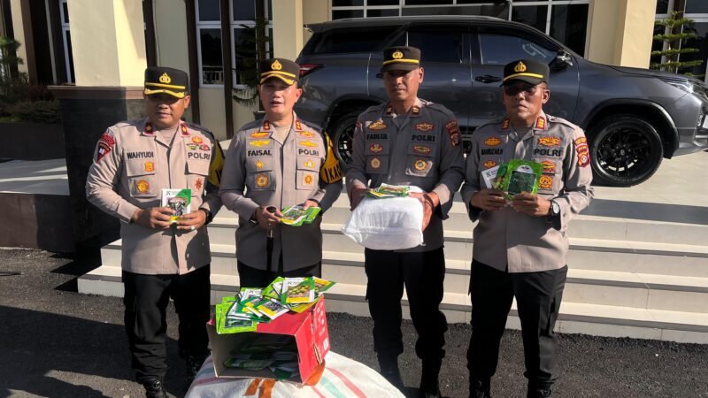 Kapolres Pidie Jaya AKBP Ahmad Faisal Pasaribu melalui Kasat Binmas menyerahkan bantuan bibit tanaman dari Kapolda Aceh untuk disalurkan kepada masyarakat terdampak banjir di Kabupaten Pidie Jaya, Senin (19/1/2026). Bantuan ini diharapkan mendukung pemulihan pascabencana dan ketahanan pangan masyarakat.(19/01/2026)