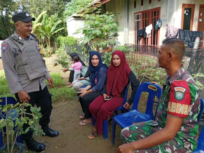 Babinsa Koramil 12/Montasik Sertu Ferri berdialog dengan warga Desa Bakcirih, Kecamatan Montasik, Aceh Besar, saat kegiatan komunikasi sosial tentang pemanfaatan lahan pekarangan untuk budidaya tanaman bumbu dapur, Selasa (20/1/2026).