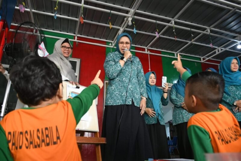 Ketua Tim Penggerak PKK Kota Banda Aceh, Dessy Maulidha menyemangati murid-murid PAUD Salsabila yang berlokasi di lingkungan Balai Kota Banda Aceh, Rabu (21/1/2026).