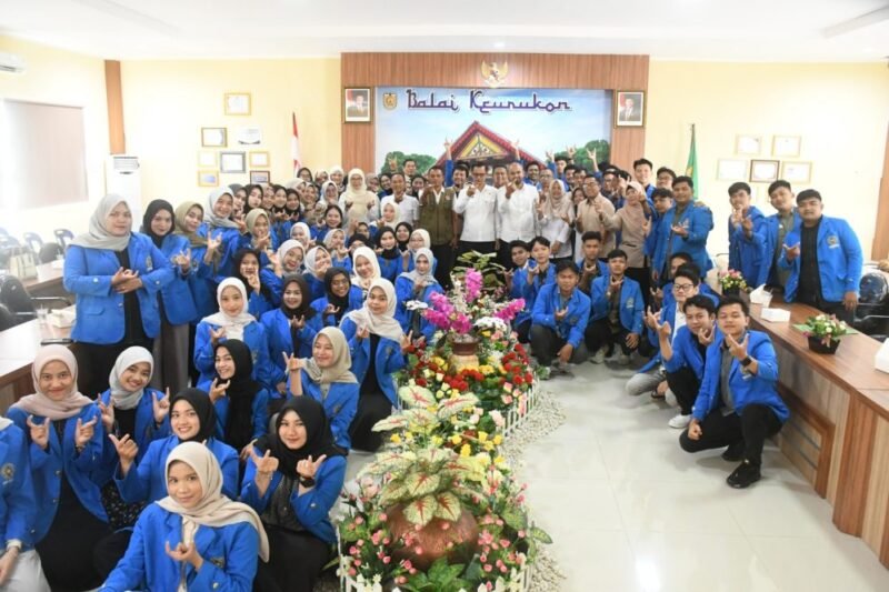 Asisten Administrasi Umum M Nurdin melakukan foto bersama 74 mahasiswa yang akan melakukan Praktik Pengenalan Lapangan (PPL) di lingkungan OPD pemko Banda Aceh, Rabu (21/01/2026) di Balai Kota. (Foto: Humas)
