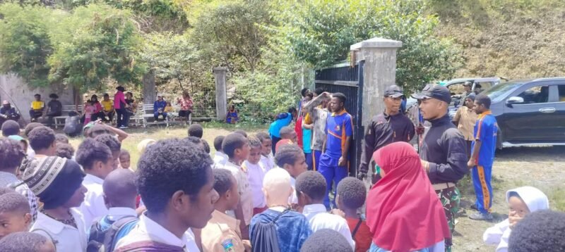 Personel Satgas Yonif 112/DJ Pos Ilu bersama aparat setempat dan warga Distrik Ilu mengikuti jalan sehat dan senam bersama sebagai wujud kepedulian TNI terhadap kesehatan masyarakat di Kabupaten Puncak Jaya, Rabu (21/1/2026).