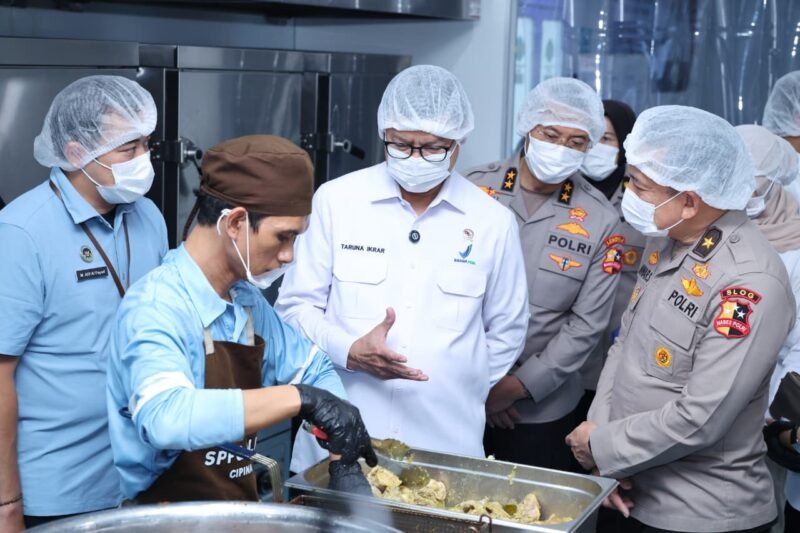 Kepala BPOM RI Prof. dr. Taruna Ikrar, M.Biomed., Ph.D., meninjau proses pengolahan dan pengujian makanan bergizi gratis di dapur SPPG Polri Cipinang, Jakarta, sebagai bagian dari pengawasan standar keamanan pangan.(20/01/2026).