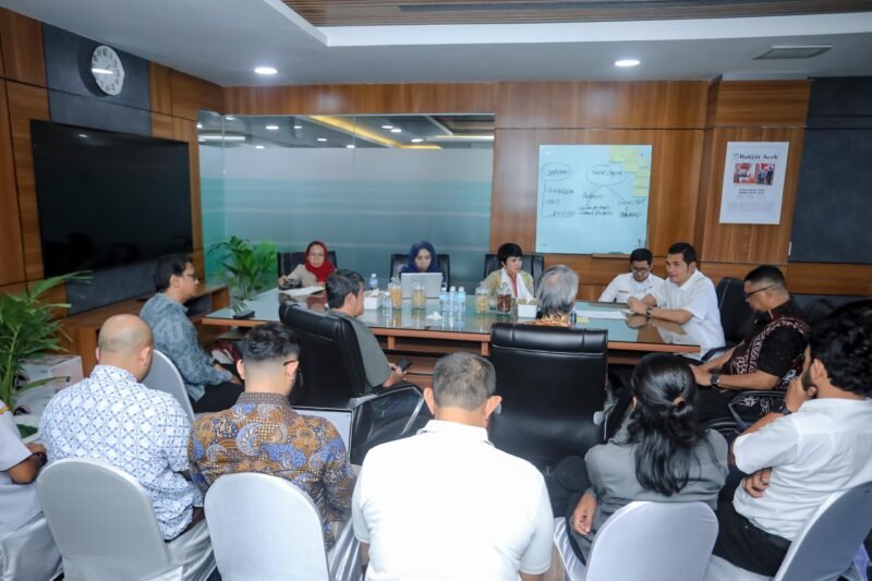 Sekda Aceh, M. Nasir, S.IP, MPA di dampingi Asisten 1, Drs. Syakir, M.Si menerima Tim Leader Program Sinergi & Kolaborasi untuk Akselerasi Layanan Dasar (SKALA) di ruang kerja Sekda Aceh, Rabu, 21 Januari 2026