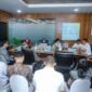Sekda Aceh, M. Nasir, S.IP, MPA di dampingi Asisten 1, Drs. Syakir, M.Si menerima Tim Leader Program Sinergi & Kolaborasi untuk Akselerasi Layanan Dasar (SKALA) di ruang kerja Sekda Aceh, Rabu, 21 Januari 2026