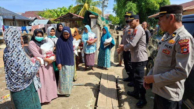 Kapolres Pidie Jaya AKBP Ahmad Faisal Pasaribu bersama jajaran Polres dan personel Brimob menyalurkan bantuan kemanusiaan kepada masyarakat terdampak banjir dan longsor di sejumlah gampong di Kabupaten Pidie Jaya, Rabu (21/1/2026).