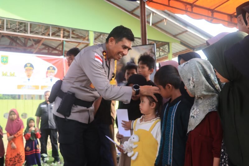 Irjen Pol. Marzuki Ali Basyah menyerahkan bantuan tali asih kepada warga terdampak banjir dan menyantuni anak yatim di Desa Binanga, Subulussalam (21/01/2026). 