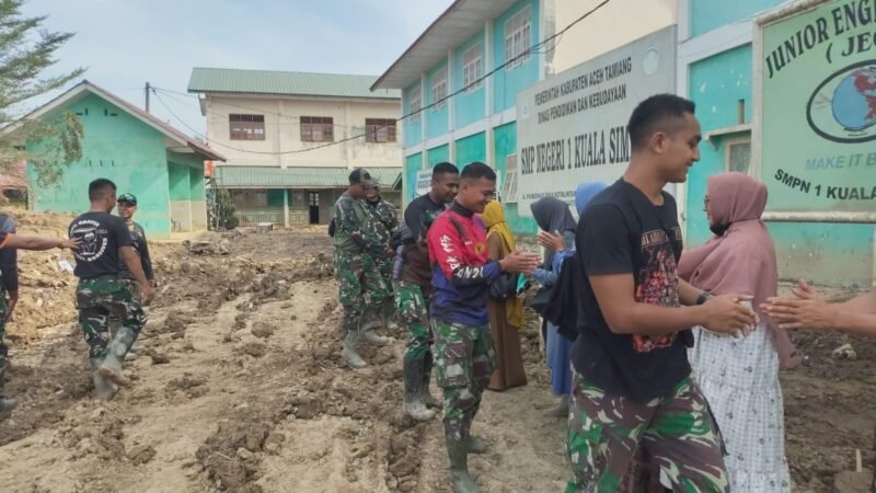 Suasana haru mewarnai perpisahan Prajurit Yonif 115 Macan Leuser dengan warga Kuala Simpang, Aceh Tamiang, usai menyelesaikan tugas kemanusiaan membantu pemulihan pascabanjir, Rabu (21/01/2026).