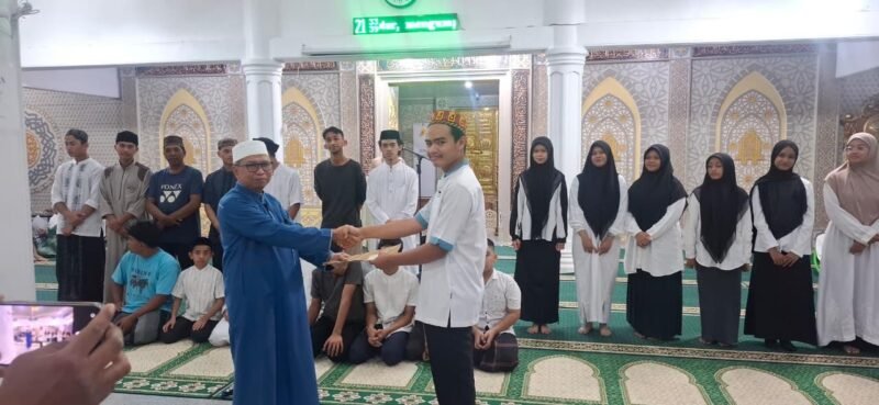 Ketua BKM Al-Hidayah, Ustadz Ir. Faizal Adriansyah, M.Si., menyerahkan SK pelantikan kepada Ketua Panitia Ramadhan 1447 H Masjid Al-Hidayah Meusara Agung, Rabu 21/1/2026