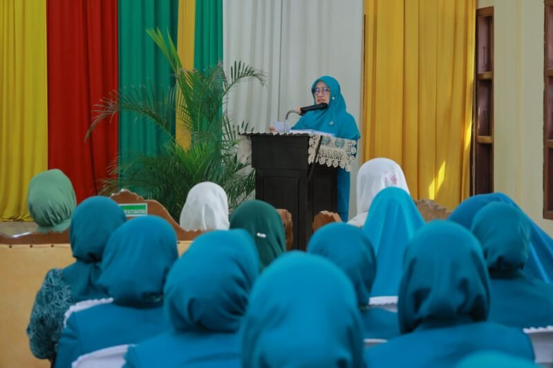 Wakil Ketua TP PKK Aceh Besar Hj. Nurul Fazli S.Ag, menyampaikan sambutan pada Pelantikan Ketua TP PKK dan Pengukuhan Bunda PAUD Gampong di Aula UDKP Kantor Camat Sukamakmur, Kamis 22/01/2026).FOTO/MC ACEH BESAR