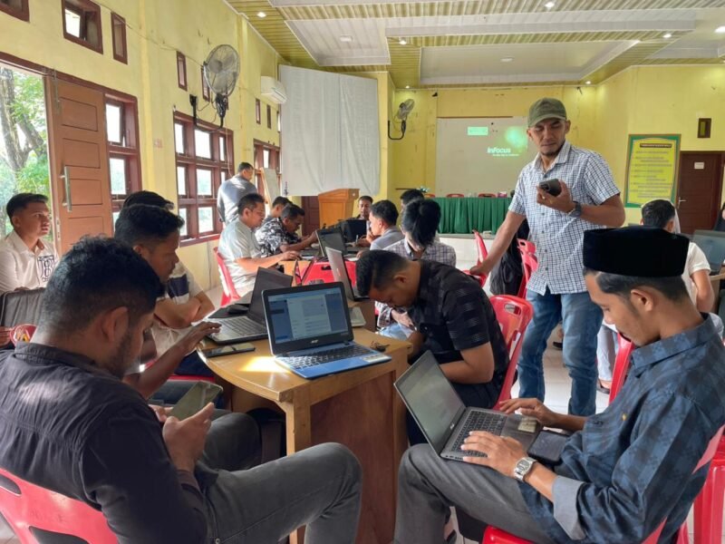 Para operator gampong se-Kecamatan Montasik dan Blang Bintang, menginput usulan program pembangunan dari Kecamatan Montasik dan Blang Bintang, di Gedung UDKP Kecamatan Montasik, Kabupaten Aceh Besar, Kamis (22/1/2026). FOTO/ MC ACEH BESAR